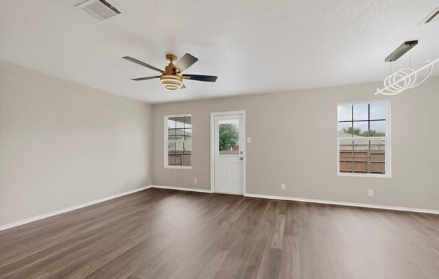 3-bedroom rental at 819 Six Iron in San Antonio, TX — photo 5