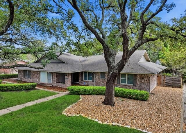 4-bedroom rental at 105 Cobblestone in Castle Hills, TX — photo 1