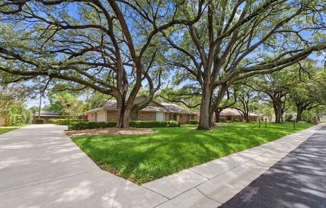 4-bedroom rental at 105 Cobblestone in Castle Hills, TX — photo 5