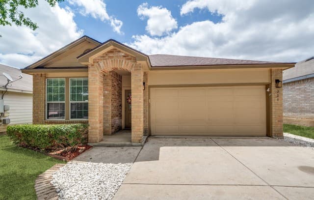 4-bedroom rental at 726 Silverado Way in San Antonio, TX — photo 2