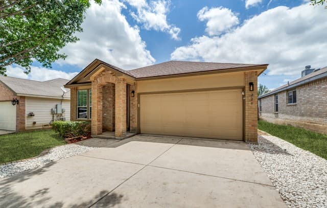 4-bedroom rental at 726 Silverado Way in San Antonio, TX — photo 3