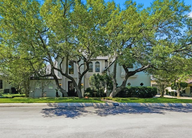 5-bedroom rental at 1806 Far Niente in San Antonio, TX — photo 1