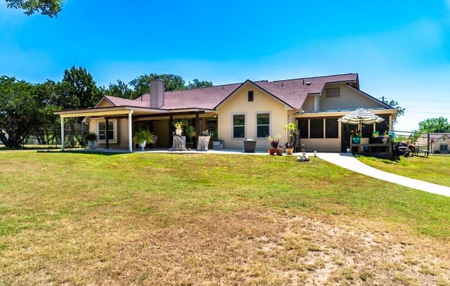3-bedroom rental at 265 Firewheel Dr in Bandera, TX — photo 4