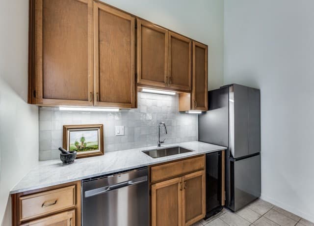 2-bedroom rental at 201 W Craig Pl Unit K in San Antonio, TX — photo 4