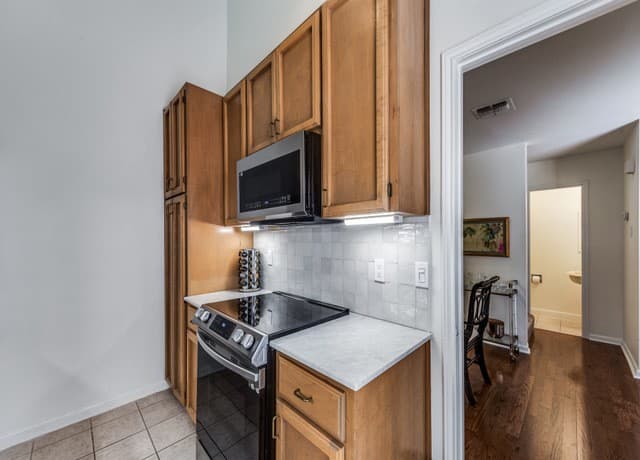 2-bedroom rental at 201 W Craig Pl Unit K in San Antonio, TX — photo 5