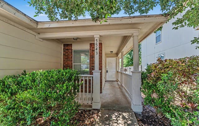 3-bedroom rental at 5543 Christina Path in San Antonio, TX — photo 3