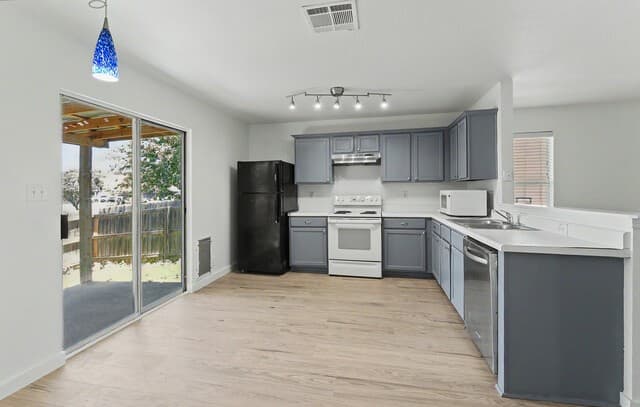 3-bedroom rental at 5543 Christina Path in San Antonio, TX — photo 4