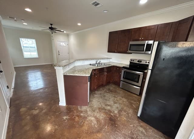3-bedroom rental at 622 Meadow Arbor Ln Unit 1 in Universal City, TX — photo 3