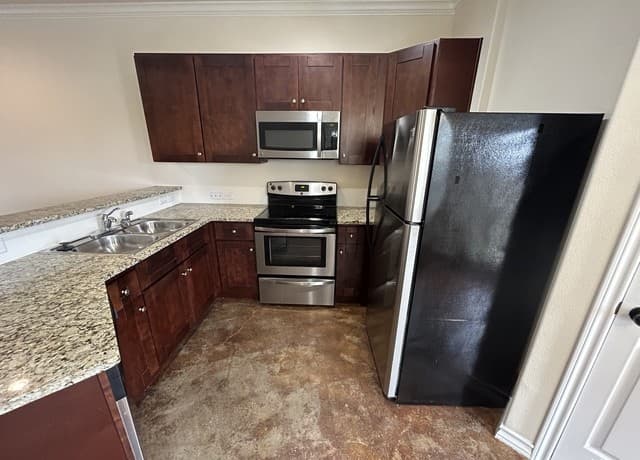 3-bedroom rental at 622 Meadow Arbor Ln Unit 1 in Universal City, TX — photo 5