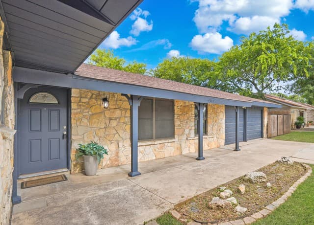 4-bedroom rental at 9311 Contessa Dr in San Antonio, TX — photo 2