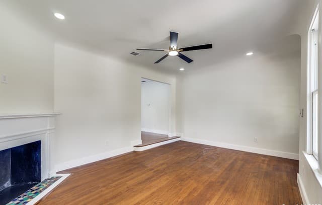 2-bedroom rental at 2007 W Mistletoe Ave in San Antonio, TX — photo 2
