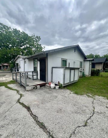 3-bedroom rental at 1315 Brighton in San Antonio, TX — photo 2