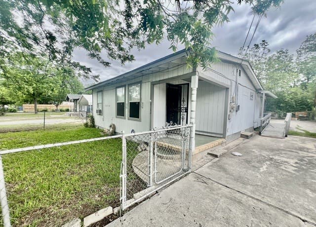 3-bedroom rental at 1315 Brighton in San Antonio, TX — photo 3