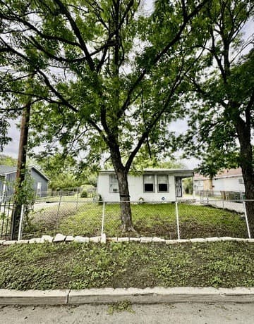 3-bedroom rental at 1315 Brighton in San Antonio, TX — photo 4