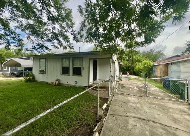 3-bedroom rental at 1315 Brighton in San Antonio, TX — photo 5