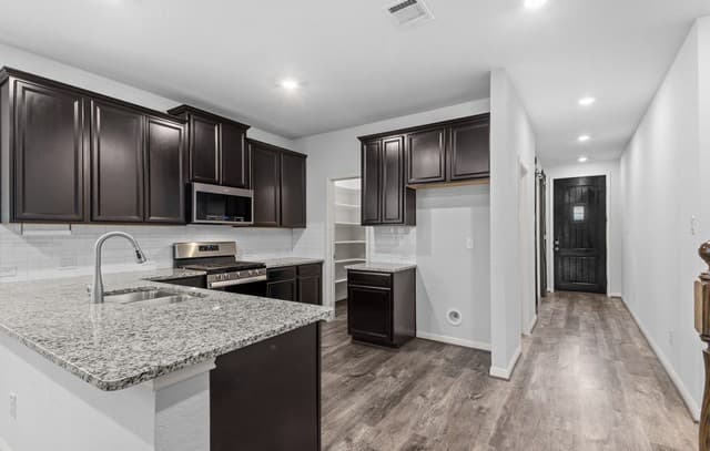 4-bedroom rental at 9534 Novacek in San Antonio, TX — photo 5