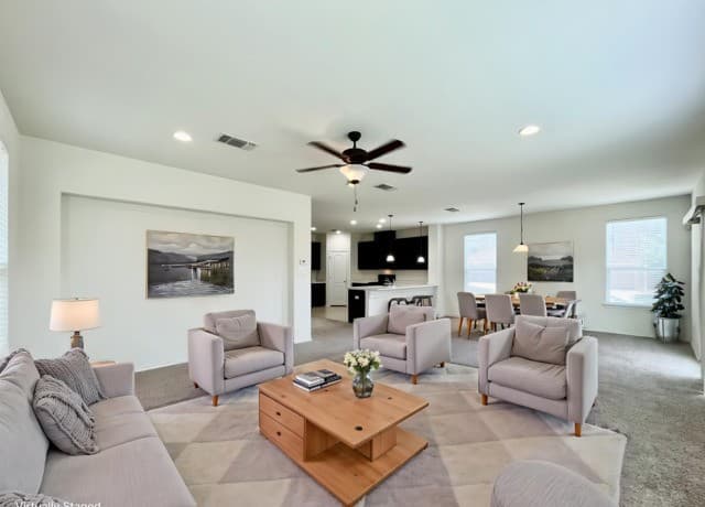 3-bedroom rental at 401 Ruby Ritz in Universal City, TX — photo 2