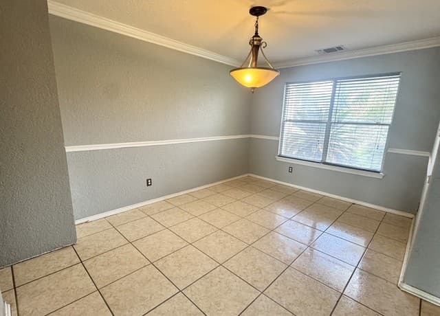 3-bedroom rental at 2110 Hollow Cir in San Antonio, TX — photo 3