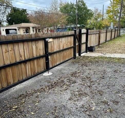 2-bedroom rental at 1819 Madrid St in San Antonio, TX — photo 2