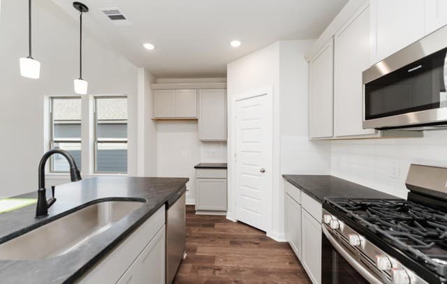 3-bedroom rental at 6038 Willow Point Blvd in San Antonio, TX — photo 5