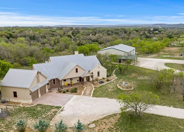 2-bedroom rental at 1503 Funf Kinder Rd in Fredericksburg, TX — photo 1