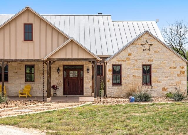 2-bedroom rental at 1503 Funf Kinder Rd in Fredericksburg, TX — photo 2