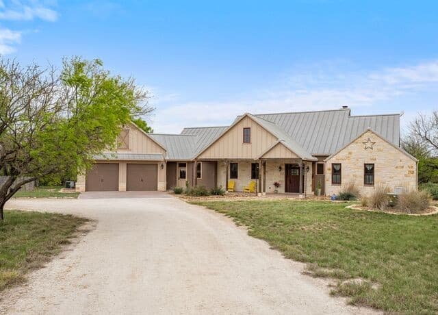 2-bedroom rental at 1503 Funf Kinder Rd in Fredericksburg, TX — photo 4
