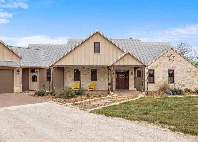 2-bedroom rental at 1503 Funf Kinder Rd in Fredericksburg, TX — photo 5