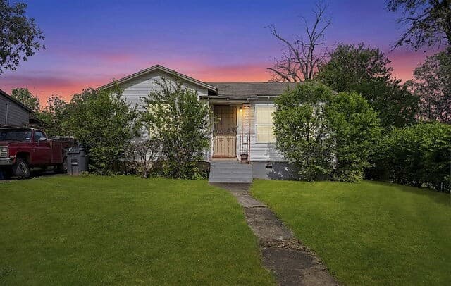 3-bedroom rental at 211 Robeson Ave in San Antonio, TX — photo 1