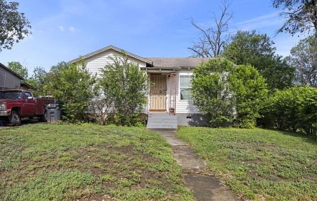 3-bedroom rental at 211 Robeson Ave in San Antonio, TX — photo 2