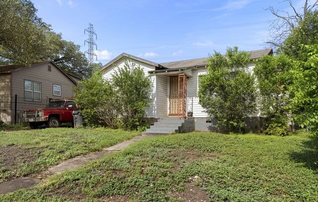 3-bedroom rental at 211 Robeson Ave in San Antonio, TX — photo 3