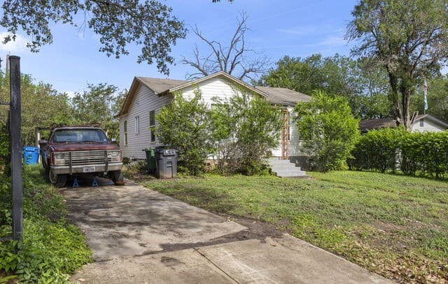 3-bedroom rental at 211 Robeson Ave in San Antonio, TX — photo 4