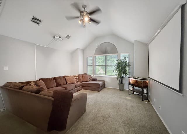 4-bedroom rental at 19531 Azure Oak in San Antonio, TX — photo 4
