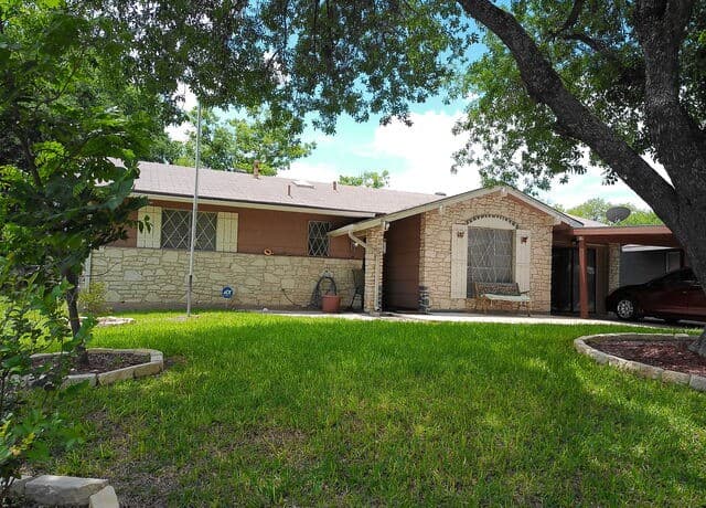 3-bedroom rental at 5222 Foxcross Dr in Kirby, TX — photo 2