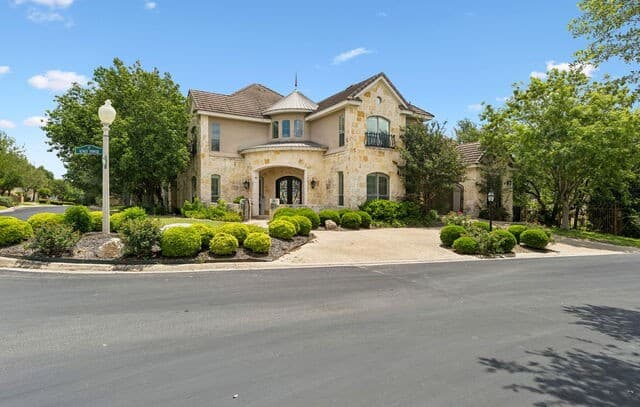 5-bedroom rental at 10 Kings Tower in San Antonio, TX — photo 1