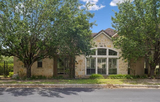 5-bedroom rental at 10 Kings Tower in San Antonio, TX — photo 2