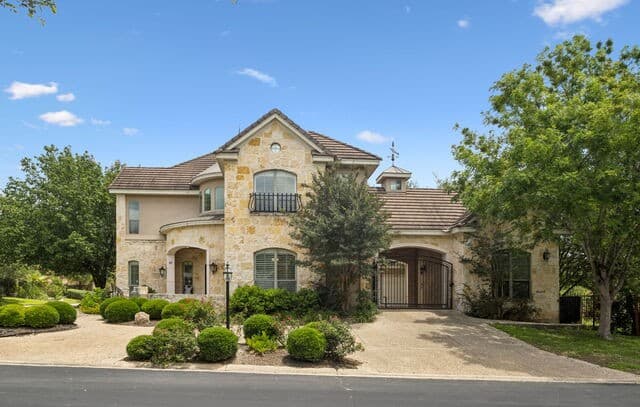 5-bedroom rental at 10 Kings Tower in San Antonio, TX — photo 3