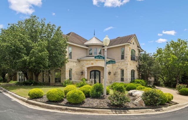 5-bedroom rental at 10 Kings Tower in San Antonio, TX — photo 4