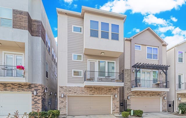 3-bedroom rental at 3839 Harry Wurzbach Rd #10 in San Antonio, TX — photo 1