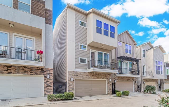 3-bedroom rental at 3839 Harry Wurzbach Rd #10 in San Antonio, TX — photo 2