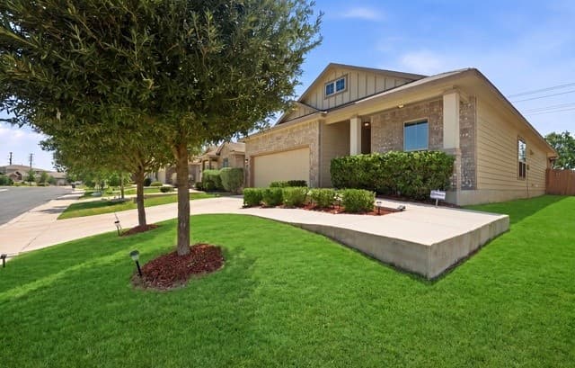 3-bedroom rental at 6846 Hibiscus in San Antonio, TX — photo 3