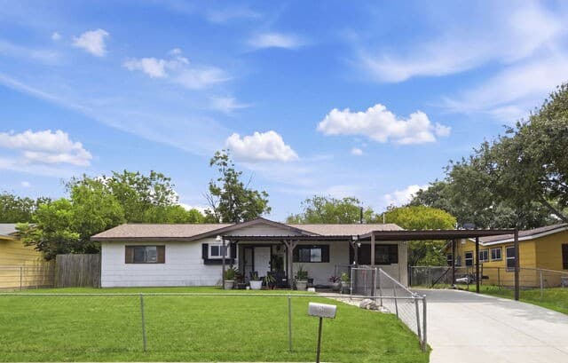 3-bedroom rental at 326 Stimmel St in San Antonio, TX — photo 2