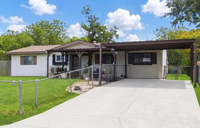 3-bedroom rental at 326 Stimmel St in San Antonio, TX — photo 3