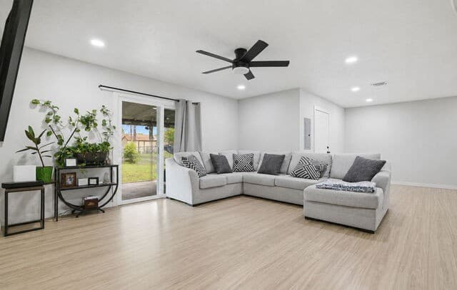 3-bedroom rental at 326 Stimmel St in San Antonio, TX — photo 5