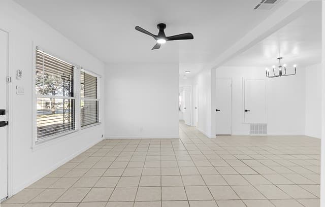 4-bedroom rental at 222 Hillwood Dr in San Antonio, TX — photo 5