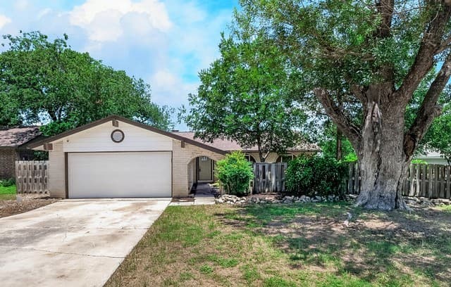 3-bedroom rental at 546 Tumblebrook in Universal City, TX — photo 2