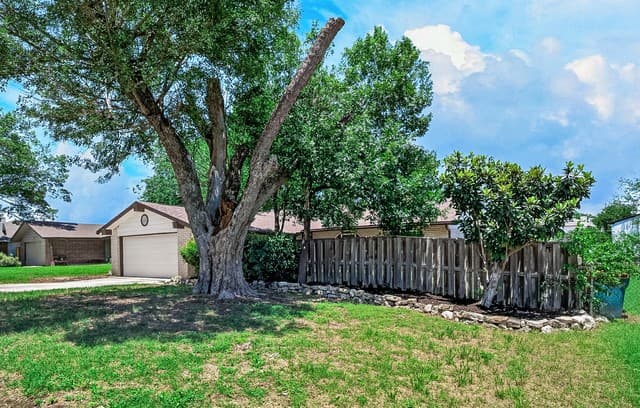 3-bedroom rental at 546 Tumblebrook in Universal City, TX — photo 4