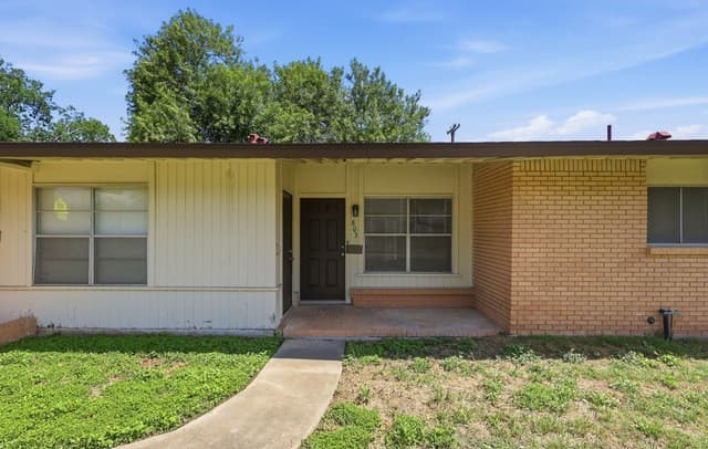 2-bedroom rental at 803 Oblate Dr in San Antonio, TX — photo 2