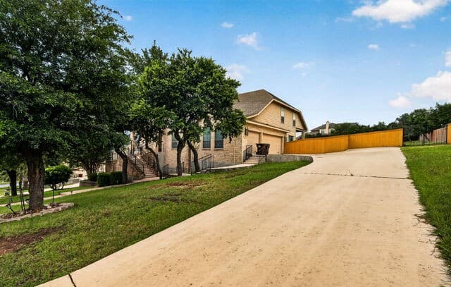 5-bedroom rental at 3207 Big Pond in San Antonio, TX — photo 2