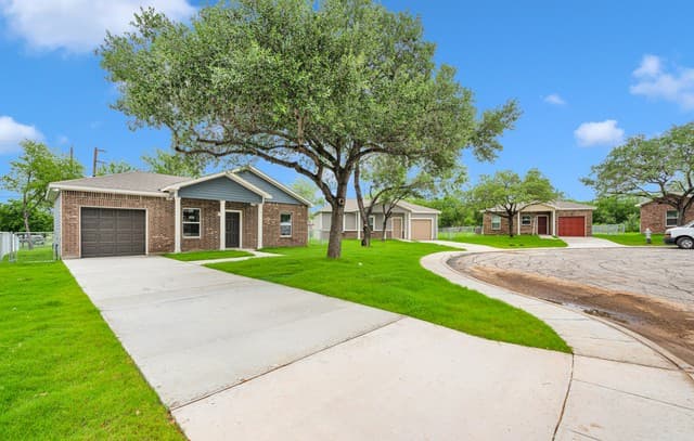 2-bedroom rental at 614 Villa Linda in San Antonio, TX — photo 2
